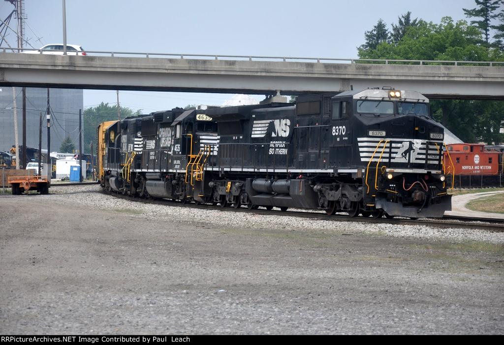 Eastbound manifest curves into the yard